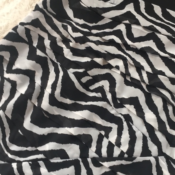 Boston Proper NWT Zebra Plus Size v neck dress - Picture 8 of 8